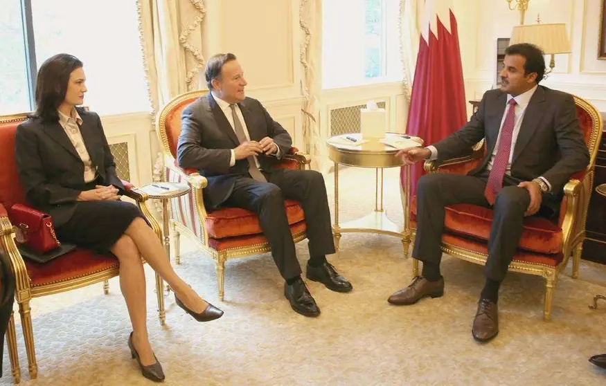 El emir de Qatar durante el encuentro celebrado en la ONU con el presidente y la canciller de Panamá. (@PresidenciaPma) 