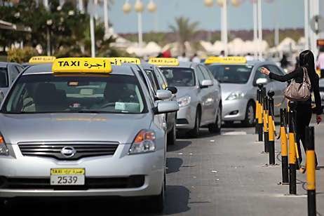 Cola de taxis en el Aeropuerto Internacional de Abu Dhabi. 
