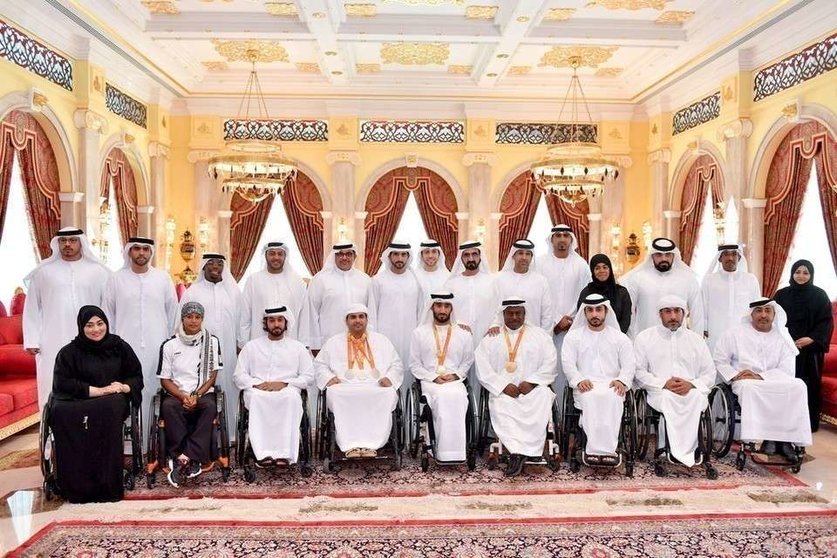 Foto de familia del equipo parlímpico de Emiratos junto a los jeques de Dubai. (WAM)