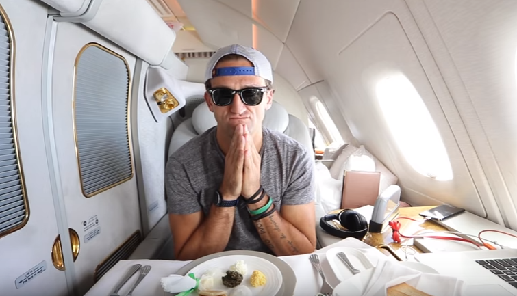  El youtuber Casey Neistat comió caviar durante su viaje en Primera Clase con Emirates. (Youtube)