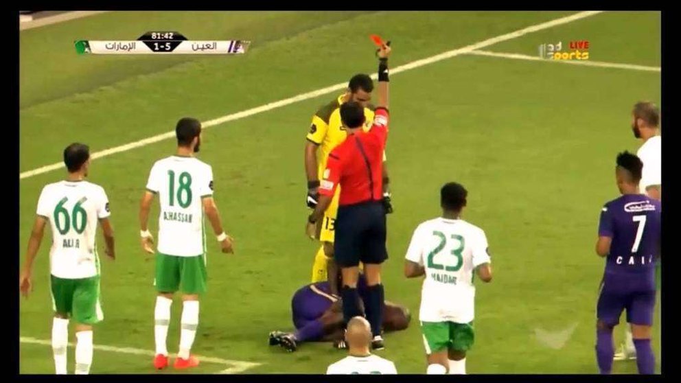 El emiratí del equipo de Ras al Khaimah recibe la tarjeta roja del árbitro del encuentro.