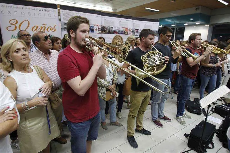 Concierto en el metro de Madrid en respuesta a la convocotaria 'flashmob'. (EFE)