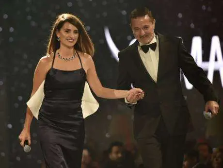 Penélope Cruz con el CEO de Damas Anan Fakhreddin en el lanzamiento de la colección de Sama de Damas, en Dubai (Gulf News).