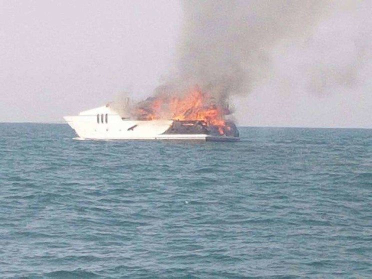 El fuego arrasó al barco de lujo.
