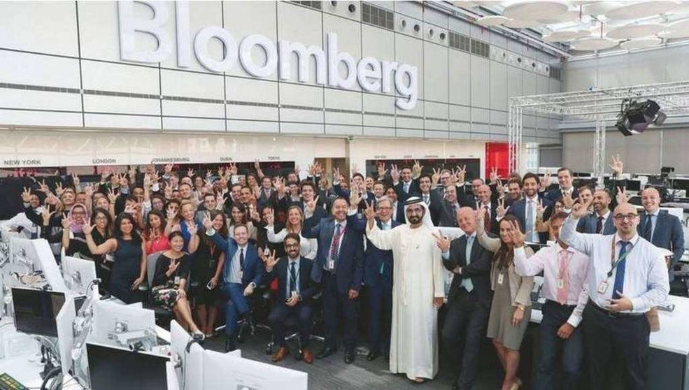 El gobernador de Dubai junto a los trabajadores de la agencia de noticias Bloomberg en el emirato.