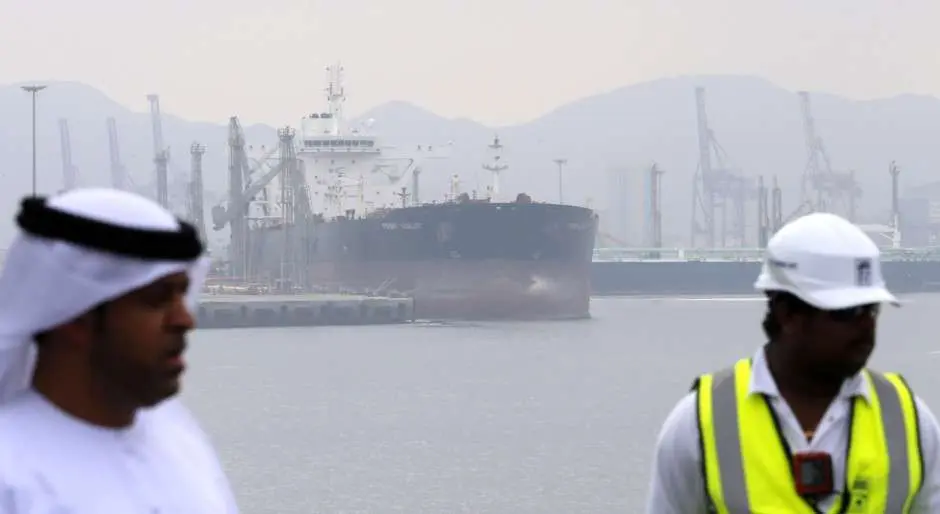 Al fondo de la imagen el nuevo muelle petrolero de Fujairah (Gulf News).