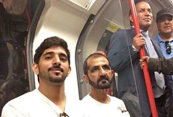 La fotografía que Sheikh Hamdam publicó en su cuenta de Twitter y en la que aparece junto a su padre, Sheikh Mohammed, en el metro de Londres.