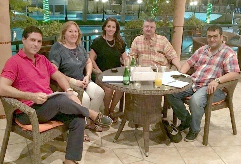 Reunión de Españoles en Arabia en una cafetería de Riad.