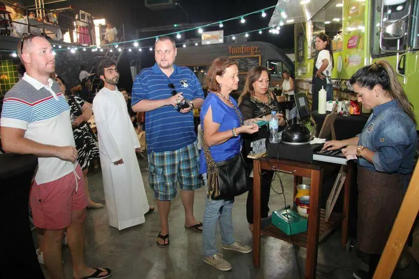 Clientes hacen cola ante un foodtruck en Dubai.