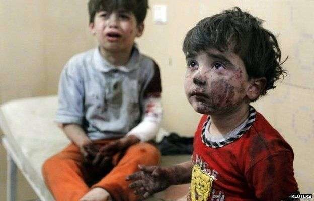 Una imagen de Reuters muestra a niños heridos en Alepo.