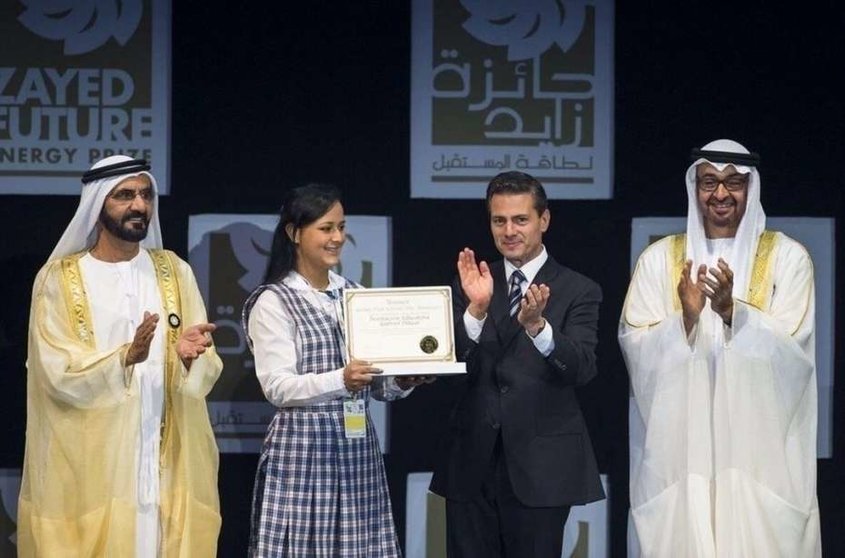 Momento de la entrega del Premio Zayed a la Institución Educativa Gabriel Plazas en el marco del Congreso Mundial de Energía del Futuro desarrollado en Abu Dhabi.