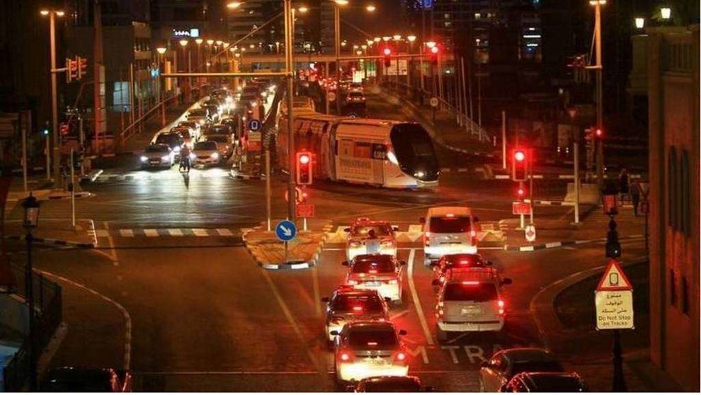 Una imagen del Tranvía por las calles de Dubai.