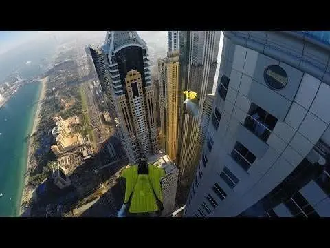 Una captura de imagen de los voladores sobre Dubai Marina.