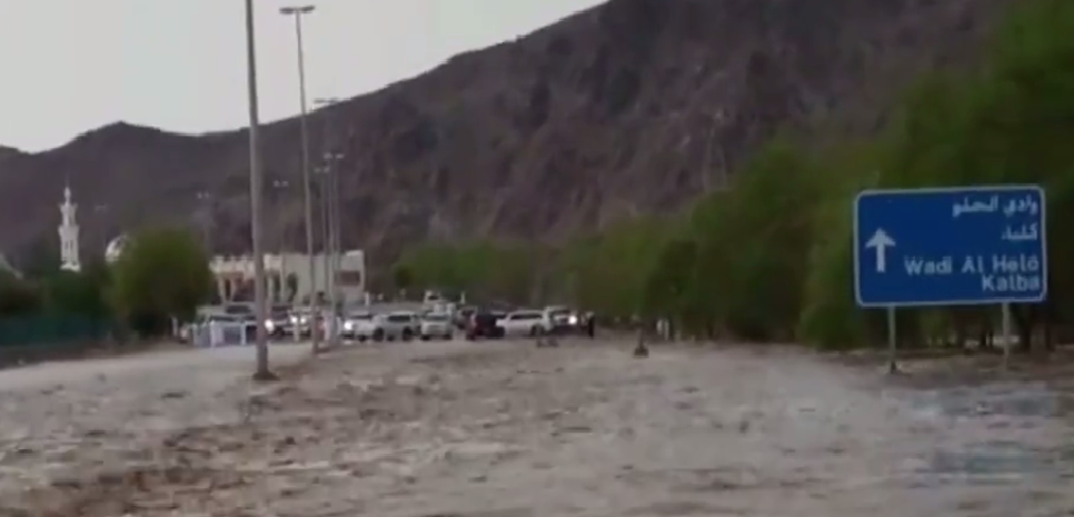 La carretera entre Sharjah y Kalba, cortada por el agua.