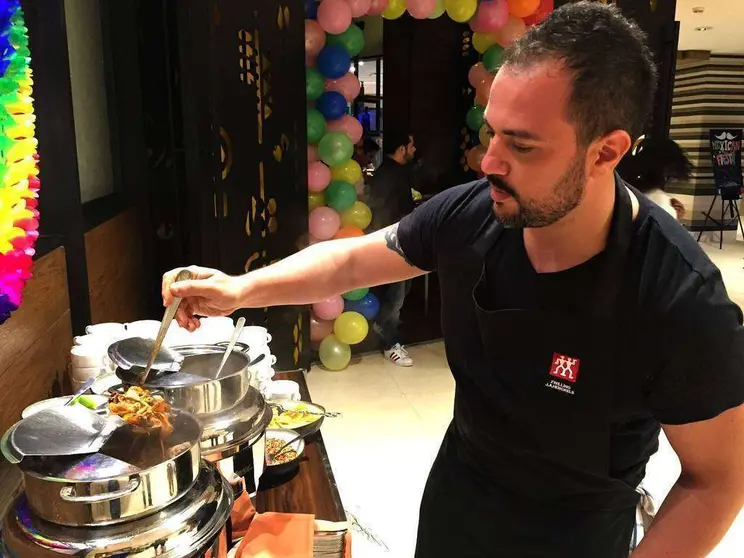 El chef Daniel Hurtado junto al caldo de chilpachole de jaiba. (E.C.)