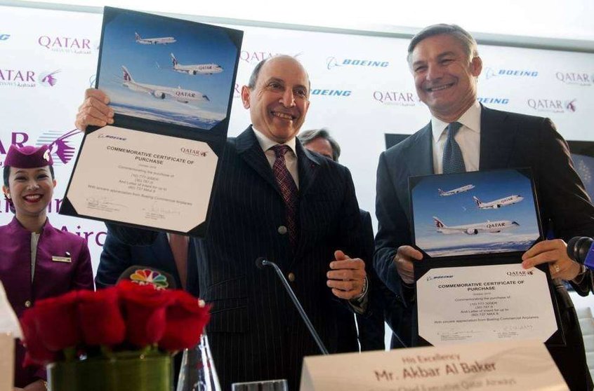 Akbar Al Baker, presidente de Qatar Airways (izq.), y Ray Conner, presidente y director ejecutivo de Boeing Commercial Airplanes.
