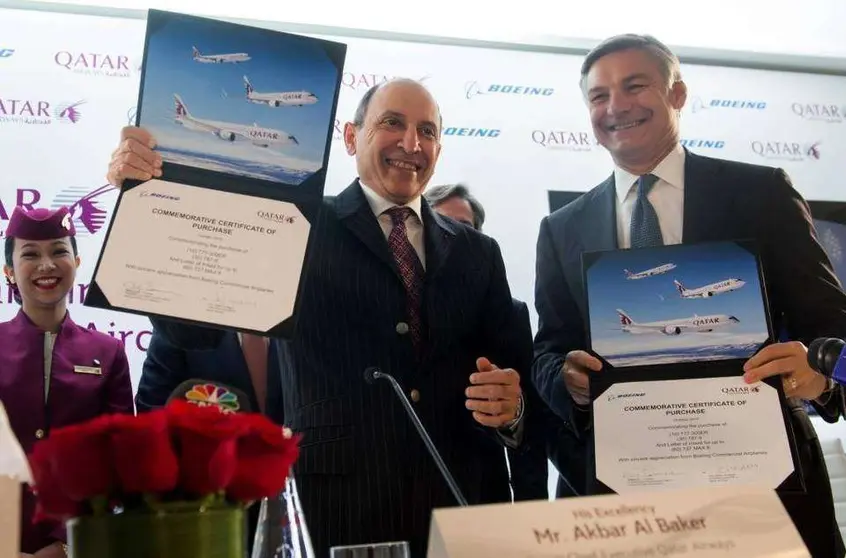 Akbar Al Baker, presidente de Qatar Airways (izq.), y Ray Conner, presidente y director ejecutivo de Boeing Commercial Airplanes.