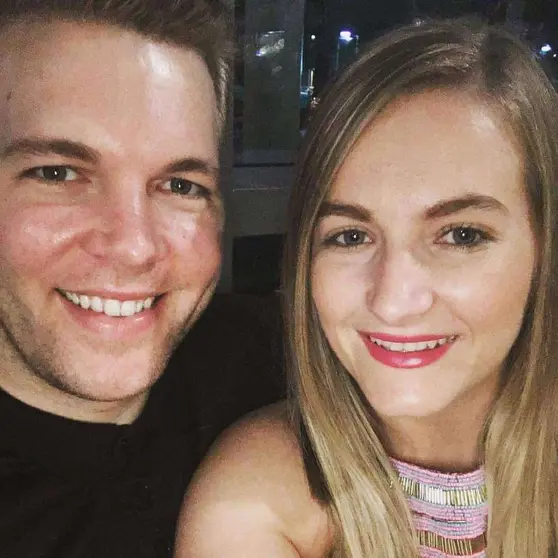 La mujer desaparecida, Kirsty McLaughlin, junto a su novio,  Mitch Joseph Wall. (Facebook)