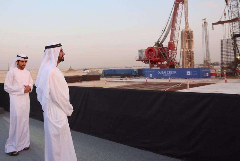 Sheikh Mohammed bin Rashid y Sheikh Hamdan bin Mohammed durante el acto de colocación de la primera piedra. (Dubai Media Office)