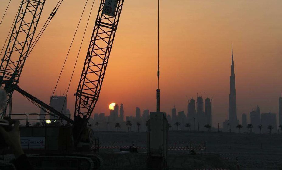 Trabajos de construcción de La Torre de Santiago Calatrava con el Skyline de Dubai como telón de fondo. (R. Pérez / EL CORREO DEL GOLFO)