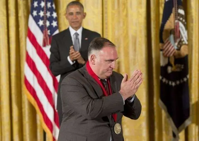 Obama aplaude al cocinero asturiano José Andrés.