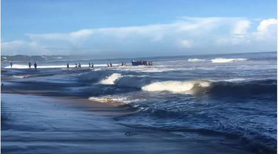 Una captura del momento en que el barco llega a la playa de Puerto Rico.