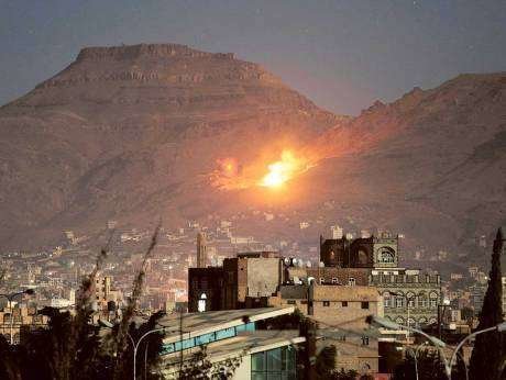 Bombardeo de la Coalición Árabe a un depósito de armas en Saná (AP).
