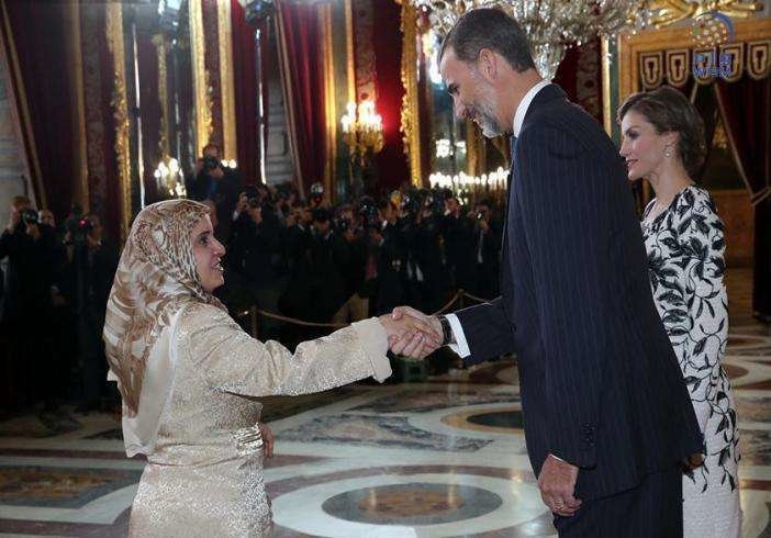 La embajadora de Emiratos Árabes Unidos en Madrid saluda al rey de España.