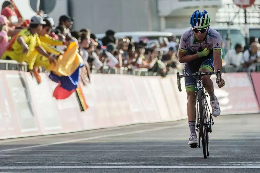 Esteban Chaves llega a la meta entre aplausos. (Abu Dhabi Tour)