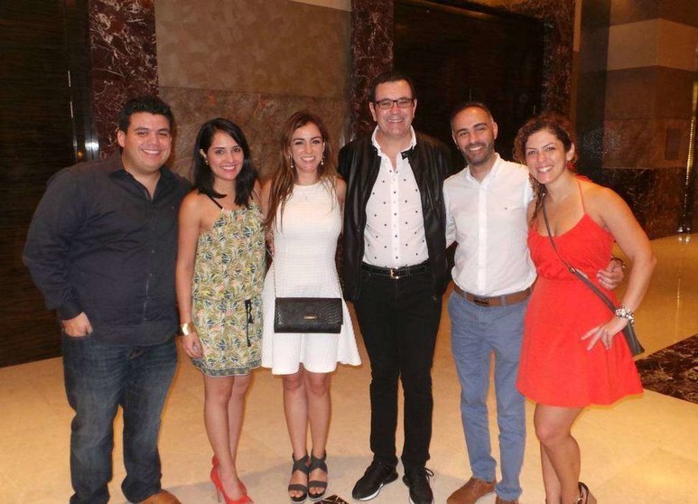 Laureano Márquez junto a un grupo de asistentes al espectáculo 'De Venezuela con humor. (E.C.)