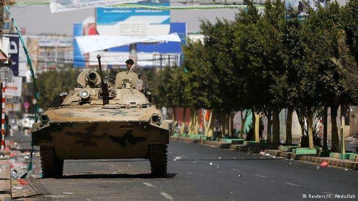 Un tanque se pasea por una solitaria calle en Yemen.