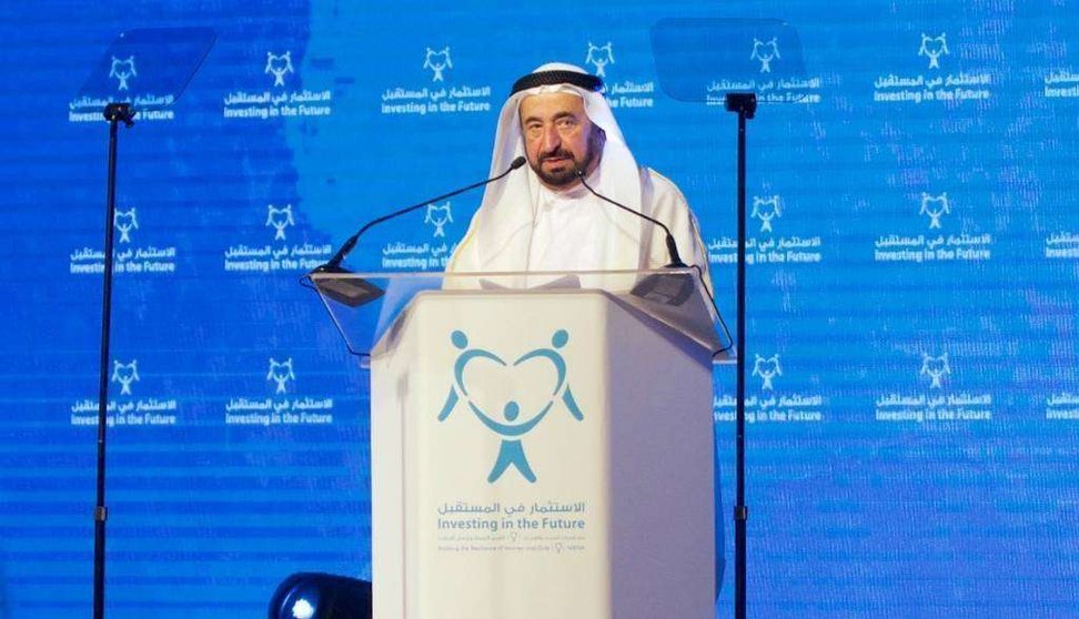 El jeque Al Qasimi durante su discurso en la apertura de la conferencia 'Invertir en el futuro'. (Cedida)