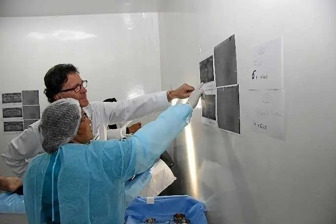 El doctor Luis Gavin en su consulta.