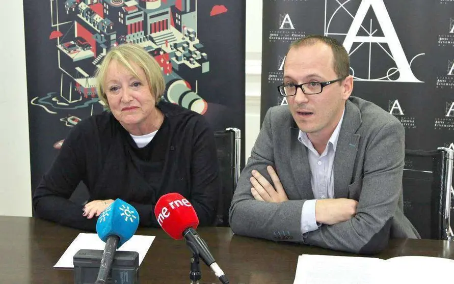 La presidenta de la Academia, Yvonne Blake, y el director del Festival de Cine Iberoamericano de Huelva, Manuel H. Martín. (Enrique F. Aparicio-Cortesía de la Academia de Cine)