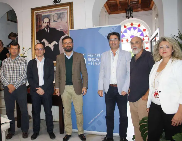 De izquierda a derecha, el alcalde de Rociana, el director del Festival Iberoamericano, el alcalde de Moguer, el presidente del Casino de Rociana, el director de la Fundación Zenobia-Juan Ramón, y la concejal de Cultura de Moguer. (Cedida)