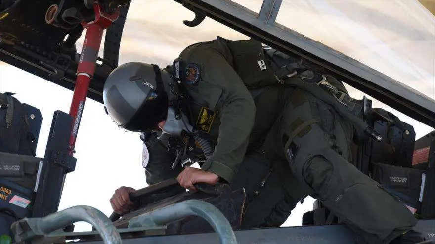 Un piloto saudí sube a bordo de un avión militar.