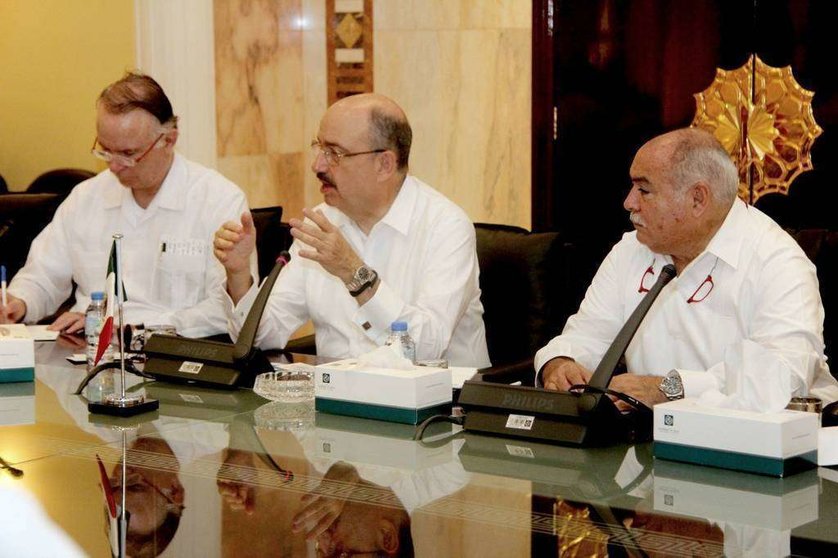 El subsecretario de Relaciones Exteriores de México, Carlos Alberto de Icaza -en el centro-, junto al embajador de su país en Abu Dhabi, Francisco Alonso, durante la visita que realizó a Emiratos Árabes en septiembre de 2014. (EL CORREO)