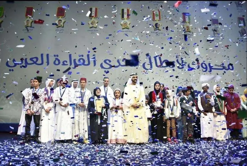 El gobernador de Dubai junto a todos los finalistas del premio de lectura.