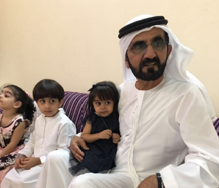 Sheikh Mohammed bin Rashid, con la pequeña Mahra Al Shehi. (Twitter)
