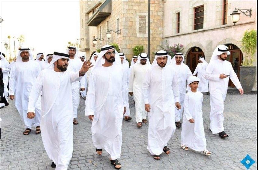 El gobernador de Dubai y su comitiva recorren el parque Legoland.