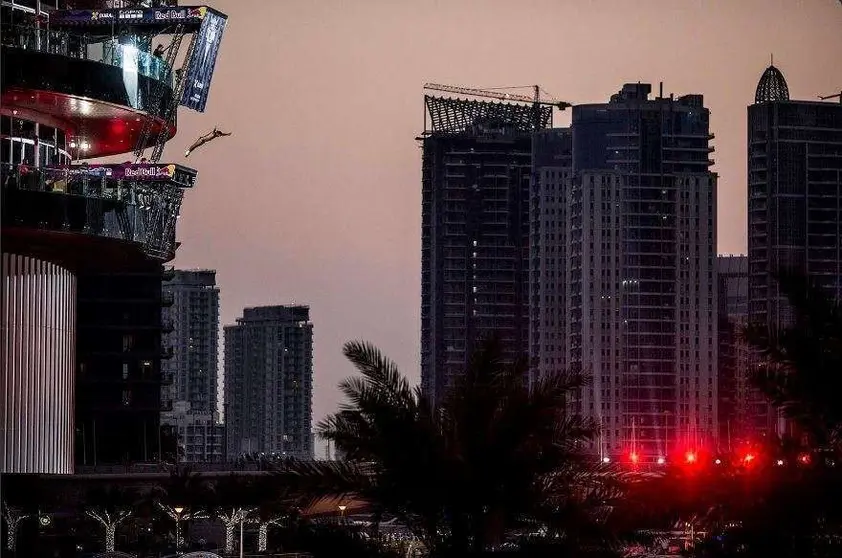 El mexicano Jonathan Paredes salta en la noche de este viernes desde Pier Seven en Dubai.