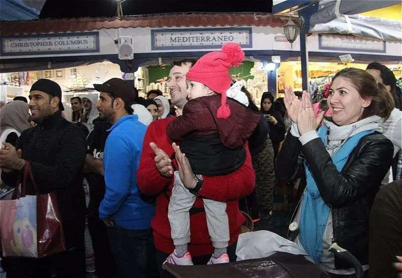  Visitantes del Pabellón de España en Global Village aplauden uno de los espectáculos desarrollados sobre su escenario en la pasada temporada. (EL CORREO)