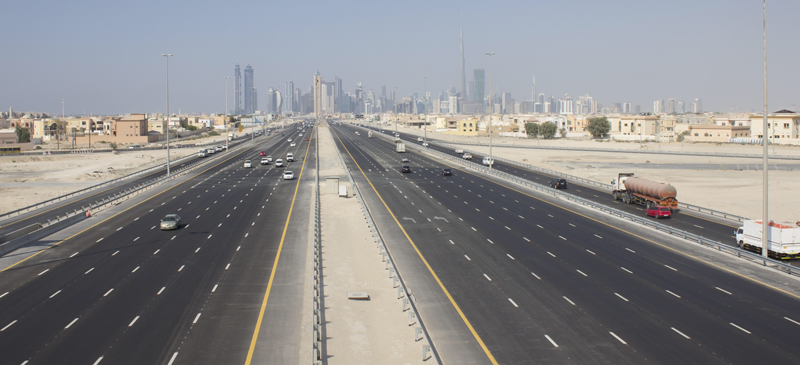 Carretera en el emirato de Dubai. 