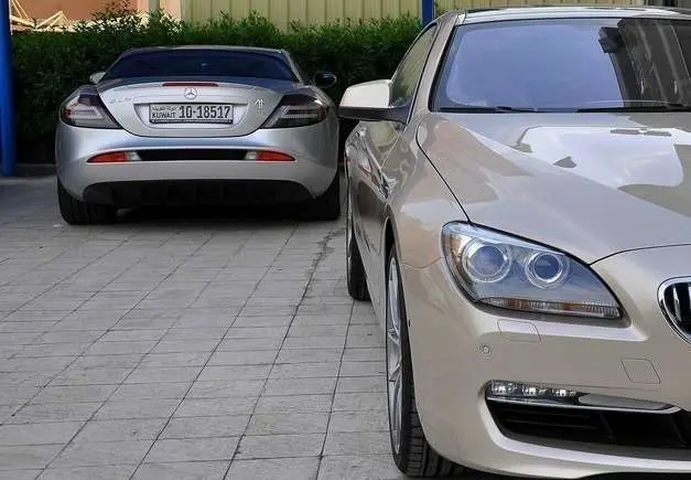 Coches aparcados con matrícula de Kuwait. (Flickr)