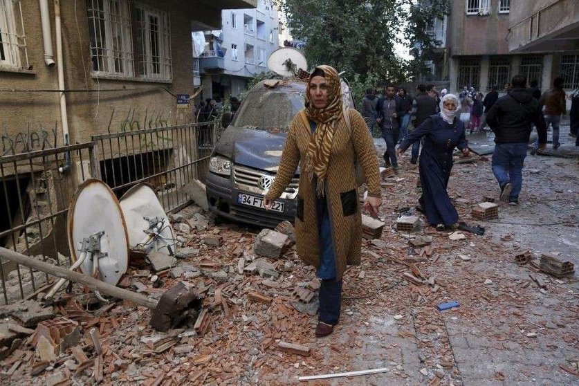 Una imagen del destrozo causado por el coche bomba en Turquía.
