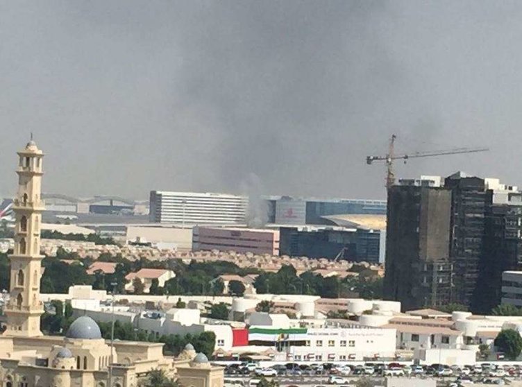 Un lector del diario 7days tomó una imagen del humo sobre el cielo de Dubai.