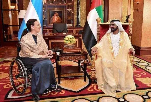 El jeque Al Maktoum durante su encuentro con la exvicepresidenta de Argentina, Gabriela Michetti en 2016. (WAM)