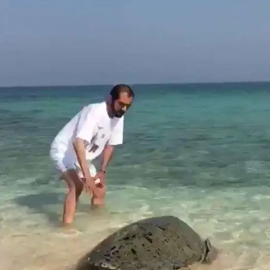 El jeque Mohammed durante la liberación de la tortuga gigante.