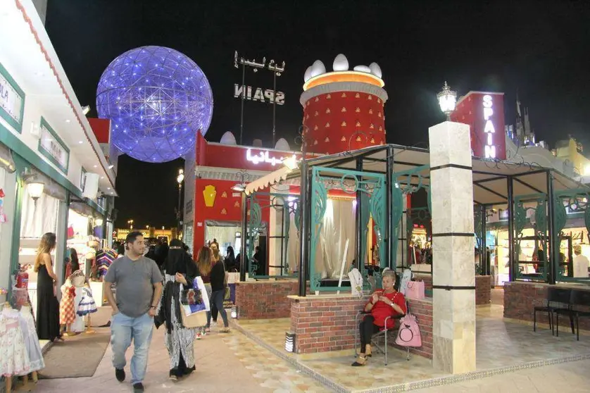 Plaza central del Pabellón de España en Global Village. (EL CORREO)