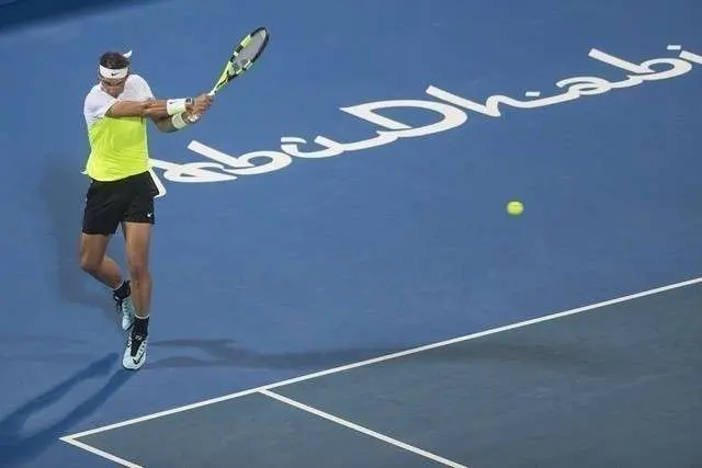 Rafa Nadal en la pista de Abu Dhabi.